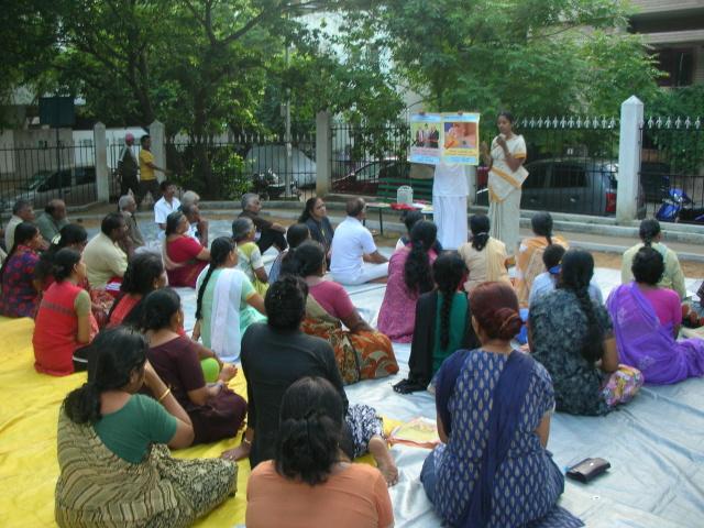 Mrs. Uma Ravichandran of HJS adressing to the Hindus present for the yoga session